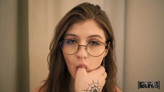 Teen Girl's Glasses Get Dirty - бесплатное порно на GEEZ.TUBE