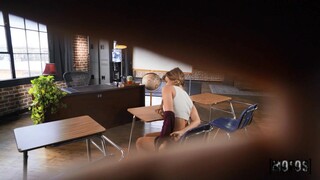 Смотри Schoolgirl Sucks Janitor's Cock in Missionary на GEEZ.TUBE - лучшие видео