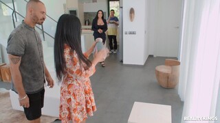  House Hunting Leads to Brunette Fucking  - бесплатное порно на GEEZ.TUBE