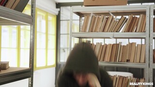Karina King Gives Curator Jordi a Blowjob - бесплатное порно на GEEZ.TUBE
