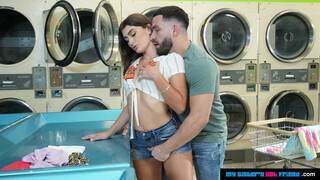 Mae Milano Gets Fucked Hard in the Laundromat - бесплатное порно на GEEZ.TUBE