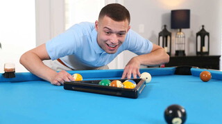 Kenzi Foxx Gives the Cleaner a Ball Licking Blowjob - бесплатное порно на GEEZ.TUBE