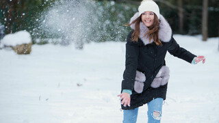 Brunette's Snowy Blowjob - бесплатное порно на GEEZ.TUBE